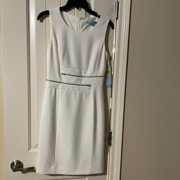 ANTONIO MELANI Dresses & Skirts - Antonio Melani White Dress with Zipper Detail